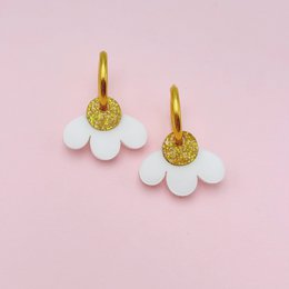  Gold hoop earrings with white daisy flower petals, delicate floral design, statement jewelry