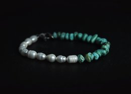 Elegant bracelet with a mix of white and turquoise beads, featuring a stylish and versatile design.