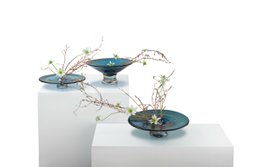 ronde platte vaas of schaal, diepblauw dik glas, handgedraaid: ALAIN