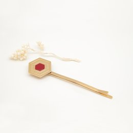 Wooden hair slide with hexagonal red accent, available in various colors including Prusse, Ambre, Aniline, Blanc, Corail, Noir, Nude, Midnight Blue, Mousse, Brique, Sable, and Massaï.