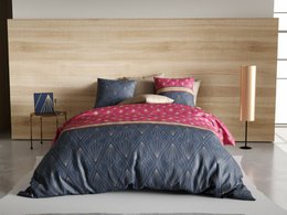  A luxurious 3-piece duvet set made of 100% high-quality cotton with a 57 thread count per square centimeter. The set features a vibrant floral pattern in shades of red, pink, and blue, creating a cozy and stylish bedroom atmosphere.