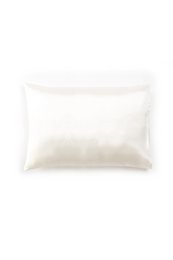 Soft, luxurious silk pillowcase with collagen treatment for anti-aging benefits. Designed for comfortable sleep and skin rejuvenation.