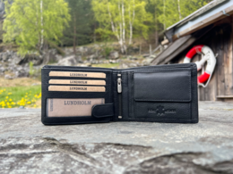Lundholm Leder-Geldbörse für Herren in Braun und Bieröffner-Schlüsselanhänger aus echtem Leder – passendes Set in luxuriöser Geschenkbox – Vatertagsgeschenk, Vatertagsgeschenkpaket – Geschenk für Männer, Flaschenöffner, Herrengeschenke, Vatertagsgesc
