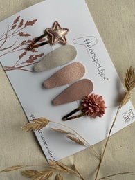 Set of 4 cm and 3 cm hair clips in neutral colors with star and flower accents, suitable for kids.