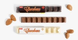 Chocolate bar with caramelized almonds, available in a box of 12 varied units. Dark chocolate with crunchy almonds.