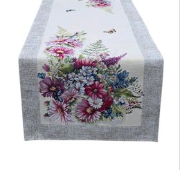  This Christmas-themed table runner features a festive wreath design and nutcracker soldier figures. The runner is made of a woven fabric with a Gobelin-style pattern. The dimensions of the available variants are 40x100cm, 45x140cm, and 45x180cm.