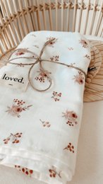  Soft, cozy baby blanket in a delicate floral pattern with a vintage feel. Made of high-quality muslin material, measuring 120x120 cm. Perfect for swaddling, tummy time, or as a stroller cover.