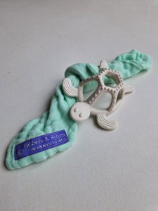 Schildkröten-Beißring weiß mit grünem Stoff