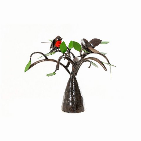 METALLROBIN AUF 3D-BAUM