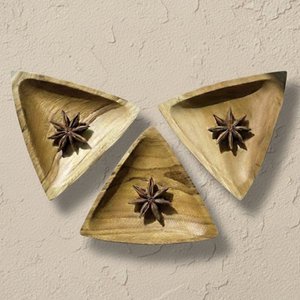 Schüssel des Holzdreiecks M natürlich