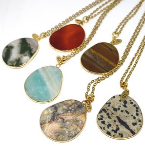 Halskette aus Edelstahl mit Edelsteinanhänger