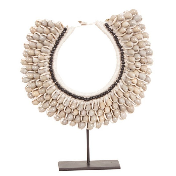 Schelpenketting op standaard beige 38cm