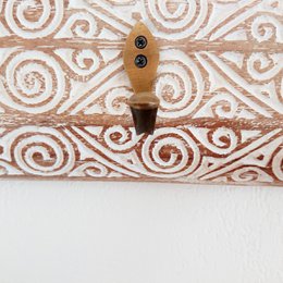 Appendiabiti a 3 ganci in legno intagliato.