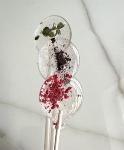 Sugar-free lollipops with freeze-dried berries