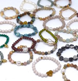  Stretch rings with gemstones or freshwater pearls in a statement style. Available in pearl and indian agate variants.