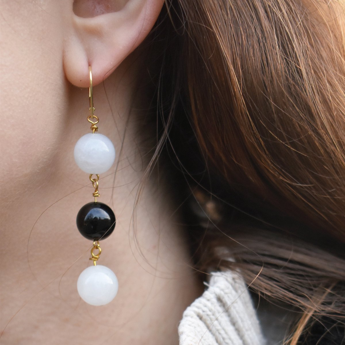 Weißer Achat und schwarzer Onyx, Gelbgold-Vermeil, 9-karätige oder 18-karätige Goldohrringe, mutiger und schöner Statement-Schmuck, Gold-Vermeil-Ohrringe, Kollektion Bloom | von nlanlaVictory