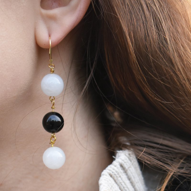 Ágata blanca y ónix negro Vermeil de oro amarillo, aretes de oro de 9k o 18k, joyería llamativa audaz y hermosa, aretes de oro vermeil, colección Bloom | por nlanlaVictory