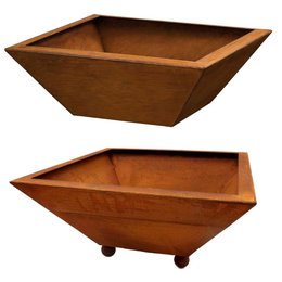 A decorative rust-colored planter with a square shape, measuring 40 x 40 cm in depth and 15 cm tall. It is available in two variants - with and without balls as a decorative element. The planter has a shabby chic style, suitable for garden decoration.
