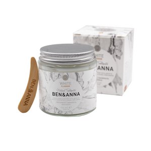 Zahnpasta im Glasgefäß mit Fluorid