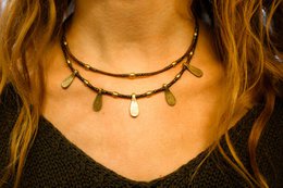 Mehrlagige Doppelkette mit 5 Messing-Tropfenanhängern »Handmade
