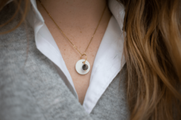 Aromatherapy and lithotherapy necklace with various gemstone options including aventurine, jasper, lapis lazuli, onyx, pyrite, rose quartz, rhodonite, ruby zoisite, and turquoise. Available in gold-tone or silver-tone stainless steel.