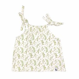 A lightweight, sleeveless tunic in a floral print pattern. Made of soft, breathable fabric for comfortable wear during the spring and summer seasons. Suitable for baby girls.