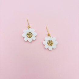  White daisy flower drop earrings with gold center and gold hooks, delicate floral design.