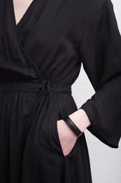 line manchet armbånd sort