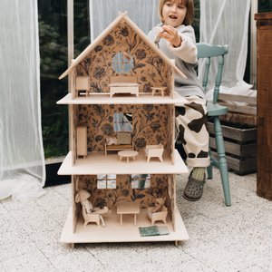 Dreistöckiges Puppenhaus aus Holz / Modernes Puppenhaus
