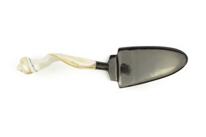 Blonde Hornkuchenschaufel mit Perlmuttgriff