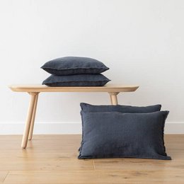 Linen cushion cover in anthracite terra color with fringe detail. Available in various sizes including 30x40 cm, 30x50 cm, 40x60 cm, and more. Made of high-quality linen material.