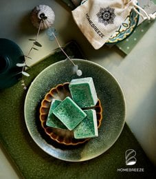 Eucalyptus-scented amber block with a natural, earthy appearance. Made from natural ingredients, this block has a calming, refreshing fragrance.