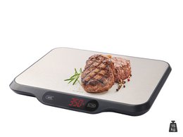 Stainless steel kitchen scale with digital display, measures up to 15 kg, suitable for professional use.