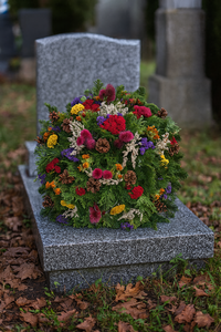 Trauergesteck mit Trockenblumen und frischem Grün (60×60×40 cm)