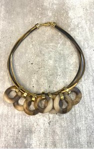 Kurze Halskette mit Keramikschleifen - Hornstruktur