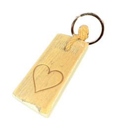  Wooden key hanger with heart-shaped design, flat shape, and old Dutch style.