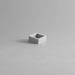 ASYMMETRISCHER RING MK3 – GRAU – Zeitgenössischer minimalistischer Schmuck, handgefertigt aus Beton