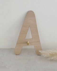 Houten letterkapstok · A