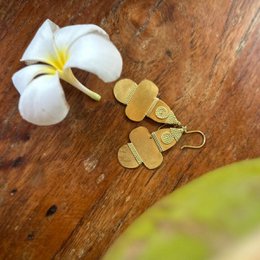 Dokra earrings with a "fulfilled heart" design, made of gold-colored metal in a floral shape. The earrings have a statement style and are suitable for formal or casual wear.