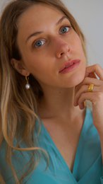 Frida - Croissant Pearl Hoops
