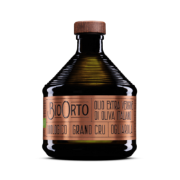 Organic extra virgin olive oil in a 500 ml bottle, made from the Ogliarola olive variety. The oil has a rich, full-bodied flavor with notes of green apple and herbs.