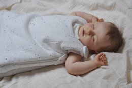  Soft, breathable organic muslin sleeping bag for newborn baby. 100% certified cotton, cozy wrap for comfortable sleep.