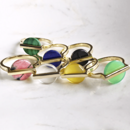 Muna ring, a statement ring featuring a variety of gemstones including rhodonite, chrysoprase, quartz crystal, onyx, lapis lazuli, and calcédoine jaune, available in sizes 50-56.