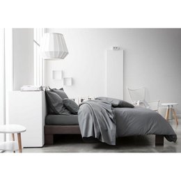  Fitted sheet in a dark gray color, made of 100% cotton, with dimensions of 180x200+30 cm.