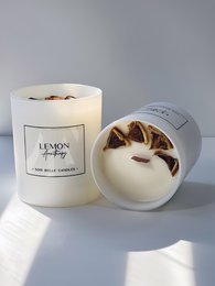 Lemon-scented aromatherapy candle with a natural wax blend and decorative lemon slices.