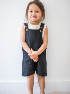 Kurze Latzhose für Babys