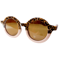 Stylish leopard-print kids sunglasses with retro flair, perfect for sunny days.
