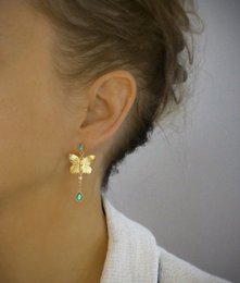 18K forgyldte sommerfugle ørestikker med Emerald drop