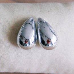  Shiny silver teardrop-shaped earrings with a glossy finish.