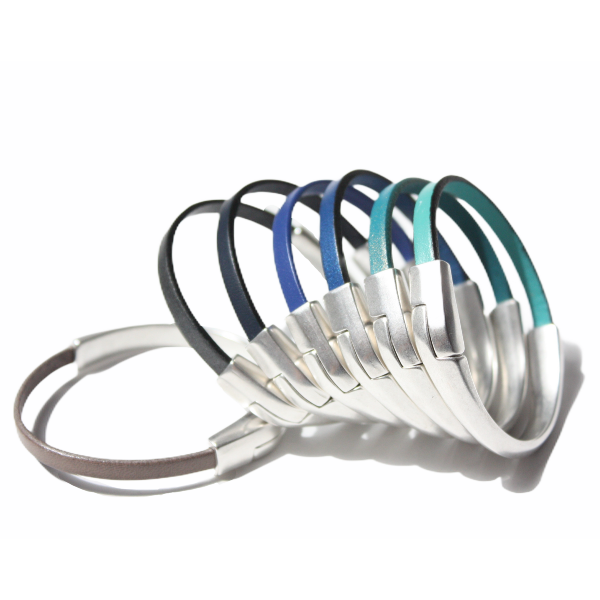 AMACAYACÚ (silver) leather bracelet with magnetic closure